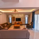 Luxury With Private Pool In Oeluedeniz,